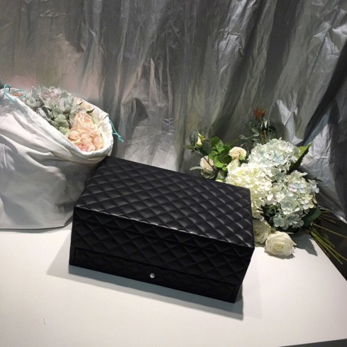 Cutie de bijuterii Chanel originală din piele C63261 neagră