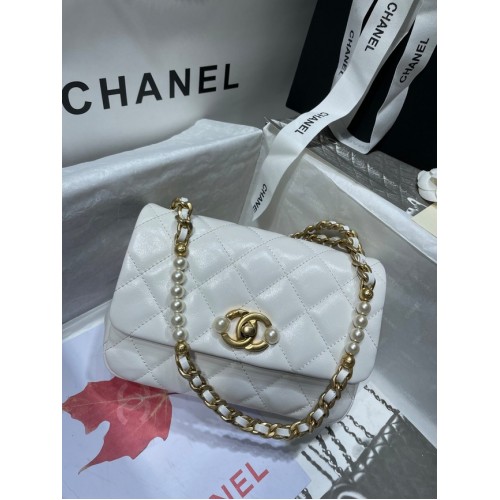Chanel PUNGĂ MICĂ FLAP din piele de vițel cu perle artificiale, metal auriu AS3000 alb