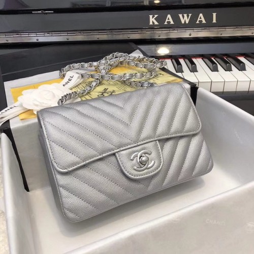 Geantă Chanel Classic mică, piele de vițel granulată, metal argintiu A69900