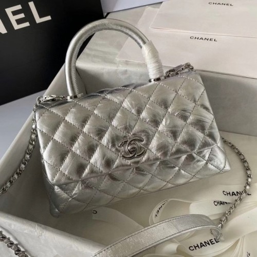 Geantă Chanel mică cu clapă și mâner superior 92990 argintie
