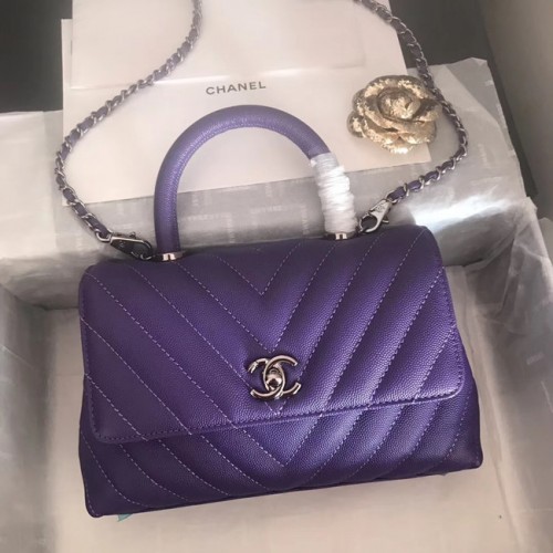 Geantă Chanel mică cu clapă și mâner superior V92990 violet închis, metal argintiu