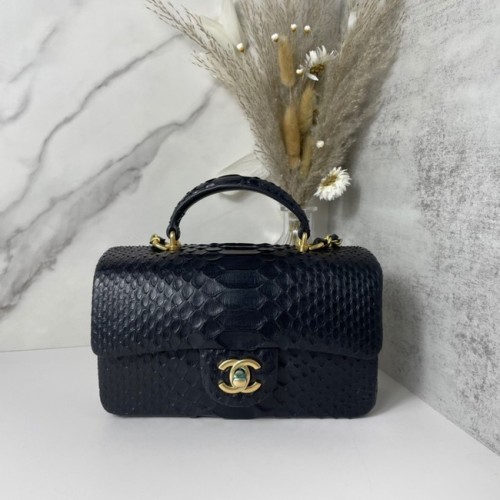Geantă Chanel mini cu clapă din piele de șarpe și mâner superior AB2431 neagră