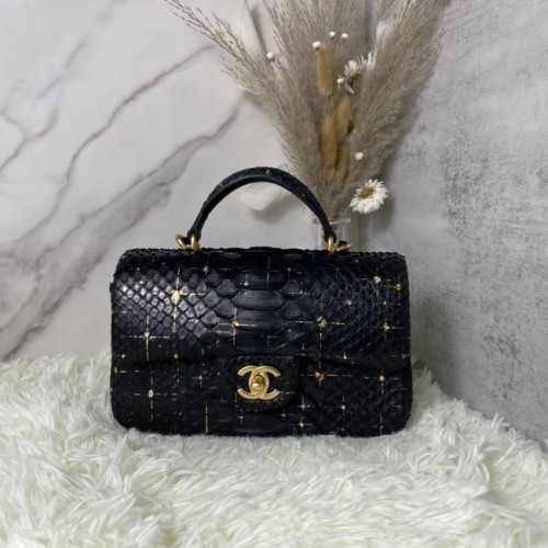 Geantă Chanel mini cu clapă din piele de șarpe și mâner superior AS2431 neagră