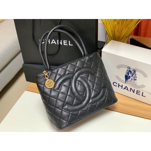 Geantă Chanel Tote din piele de vițel granulată și metal auriu AS1804 neagră