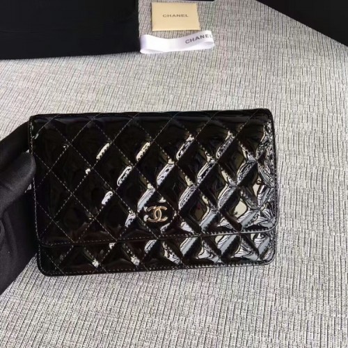 Geantă Chanel WOC cu clapă din piele patentată A33814C Negru