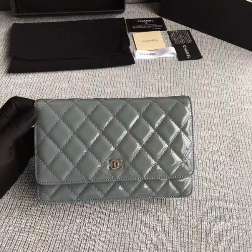 Geantă Chanel WOC cu clapă din piele lăcuită A33814C gri