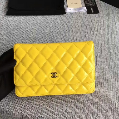 Geantă Chanel WOC cu clapă din piele lăcuită A33814C galbenă