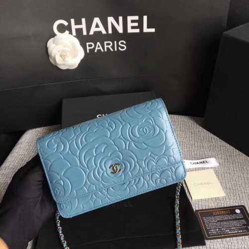 Geantă mini cu clapă Chanel WOC Skyblue Camellia din piele A33814 argintie