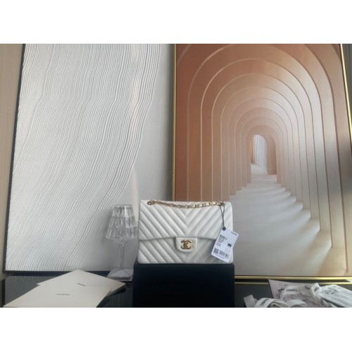 Geantă Chanel clasică din piele de miel, auriu, metalic, V01112, alb