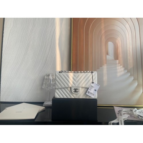 Geantă Chanel clasică din piele de miel argintie Metal V01112 albă