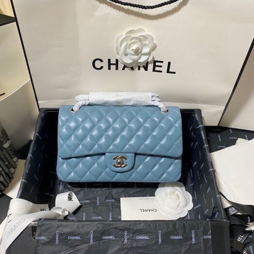 Geantă Chanel clasică din piele de miel și metal argintiu 01112 albastră