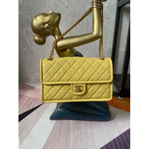 Geantă Chanel cu clapă din piele de vițel granulată AS2358 galbenă