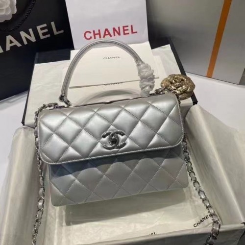 Geantă Chanel cu clapă și mâner superior AS2215 Argintie