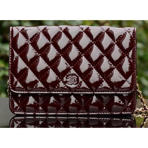 Geantă Chanel mini cu clapă, piele lăcuită burgundă A33814 aurie