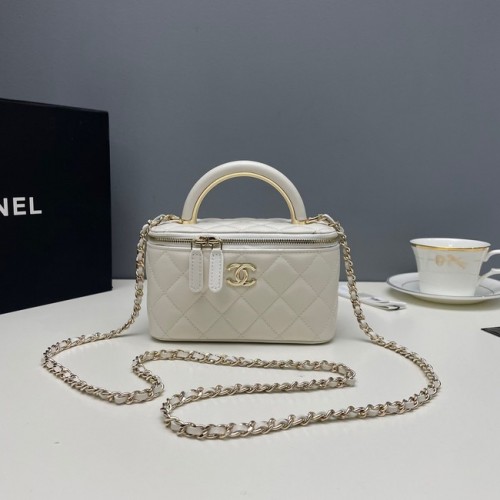 Geantă de umăr Chanel mini din piele de miel, metal auriu 81208 alb