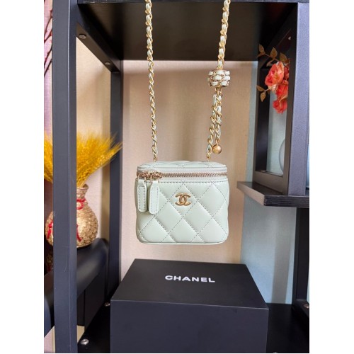 Geantă de umăr Chanel mini din piele de miel, metal auriu AP2929 alb