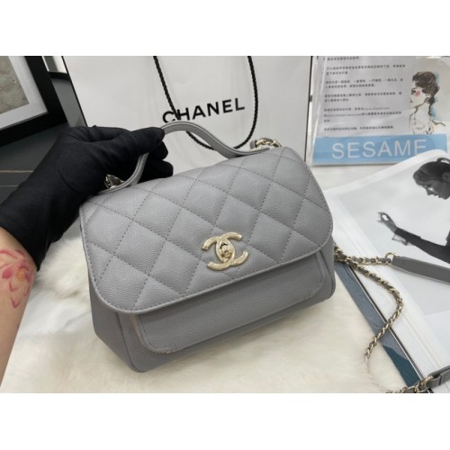 Geantă mică Chanel cu clapă, piele de vițel, metal auriu A93749 gri deschis