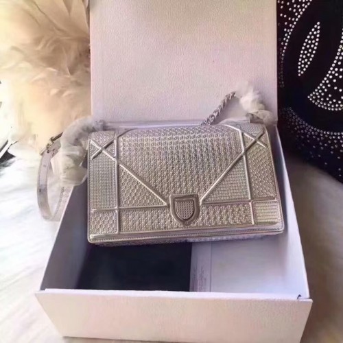 GEANTĂ DIORAMA DIN SILOUIS VUITTONPIELE DE VIȚEL METALICĂ ÎN TONURI VERDE CU MOTIV MICRO-CANNAGE M0422