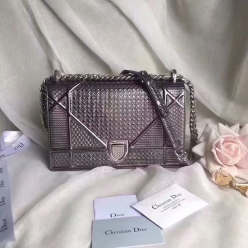 GEANTĂ DIORAMA DIN PIELE DE VIȚEL METALICĂ CU MOTIV MICRO-CANNAGE M0422 GRI