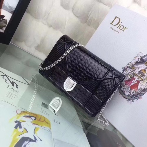 PORTOFEL DIORAMA CU LANȚ, PIELE DE VIȚEL METALICĂ CU MOTIV MICRO-CANNAGE S0328 negru