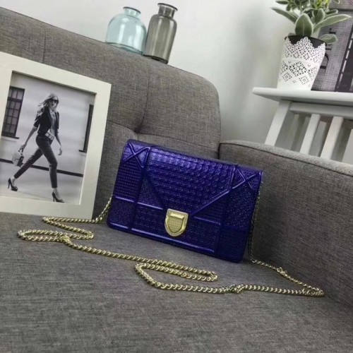 PORTOFEL DIORAMA CU LANȚ, PIELE DE VIȚEL METALICĂ CU MOTIV MICRO-CANNAGE S0328 albastru