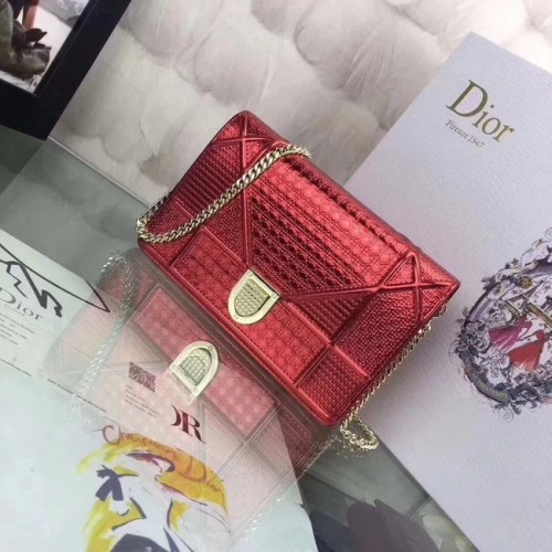 PORTOFEL DIORAMA CU LANȚ, PIELE DE VIȚEL METALICĂ CU MOTIV MICRO-CANNAGE S0328 roșu