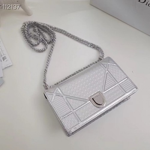 Geantă Dior DIORAMA din piele cu lanț S0328 argintie