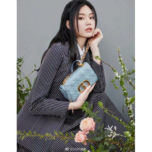 Dior GEANTĂ MICĂ DIOR CARO Piele de vițel Soft Cannage M9241 albastru deschis