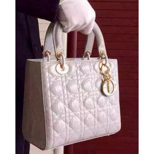 Geantă Dior mică Lady Dior din piele lăcuită CD5502 gri