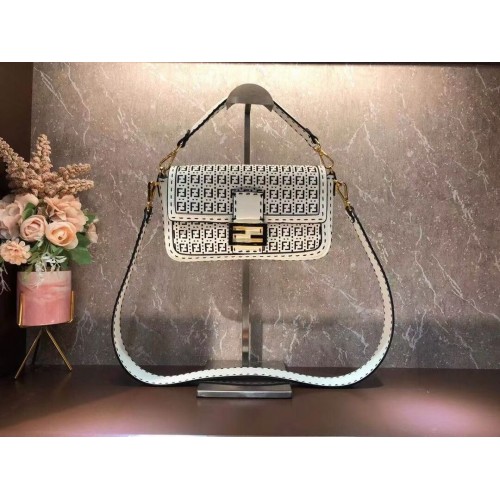 Geantă FENDI BAGUETTE F1520 albă