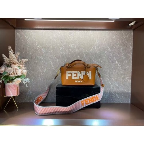 Geantă FENDI din paie împletită F6531 Camel