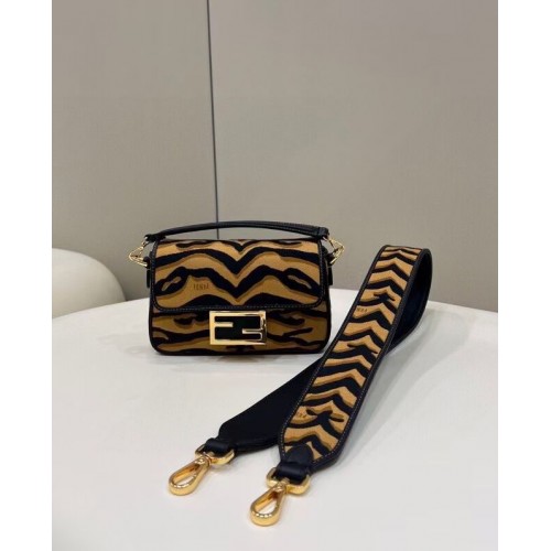 Geantă de umăr FENDI MINI BAGUETTE din material textil 8BM025 maro