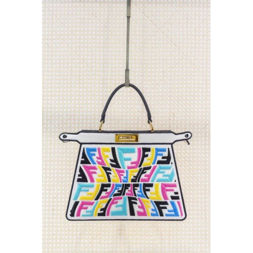 Geantă din piele FENDI PEKABOO ICONIC ESSENTIAL culoare F1516