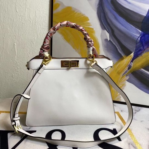 Geantă FENDI PEEKABOO ICONIC MEDIUM din piele albă F6946