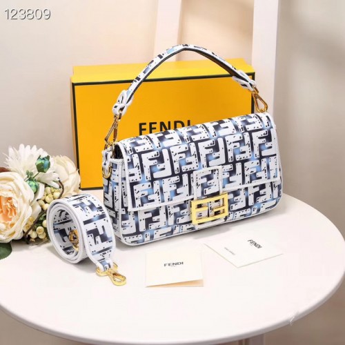 Geantă din material textil FENDI 8BR600 albă