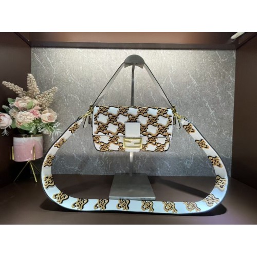 Geantă Fendi BAGUETTE din piele împletită, cămilă și albă, 8BR600A