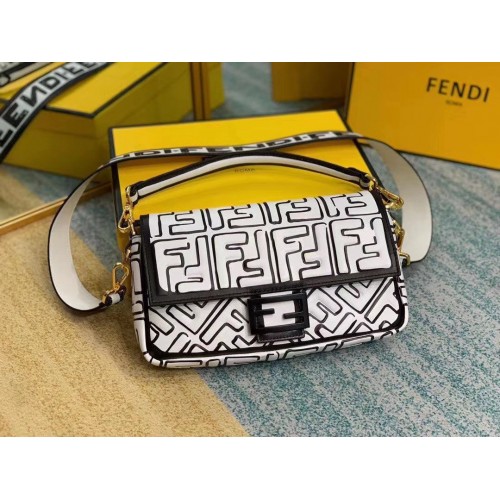 Geantă Fendi BAGUETTE Original din piele F2468 Albă