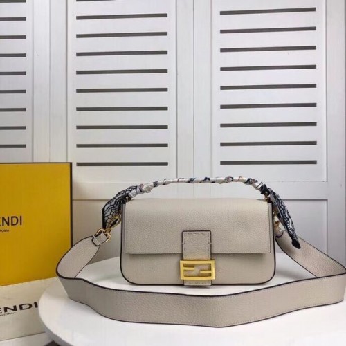 Geantă din piele Fendi BAGUETTE F2466 bej