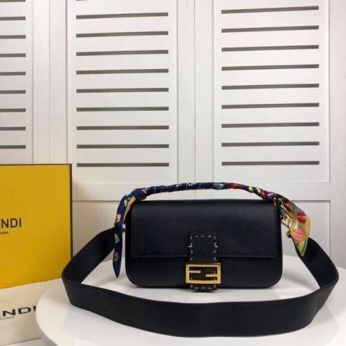 Geantă din piele Fendi BAGUETTE F2466 neagră