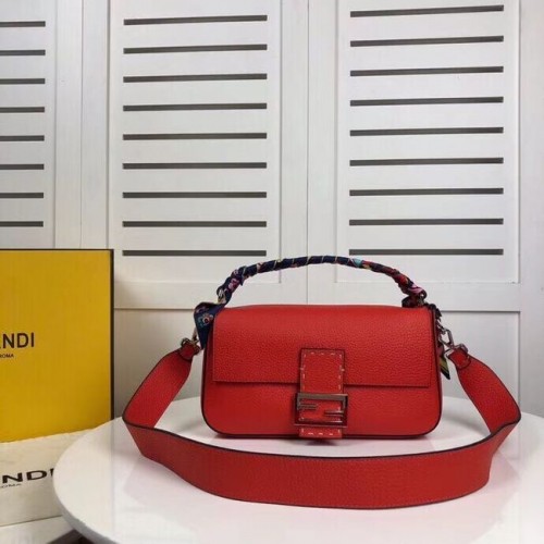 Geantă din piele Fendi BAGUETTE F2466 roșie