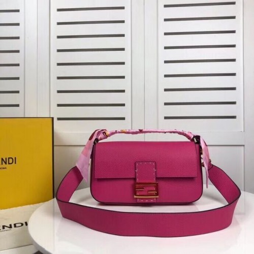 Geantă din piele Fendi BAGUETTE F2466 roz
