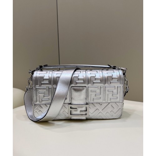 Geantă mare din piele Fendi Baguette 8BR771A argintie