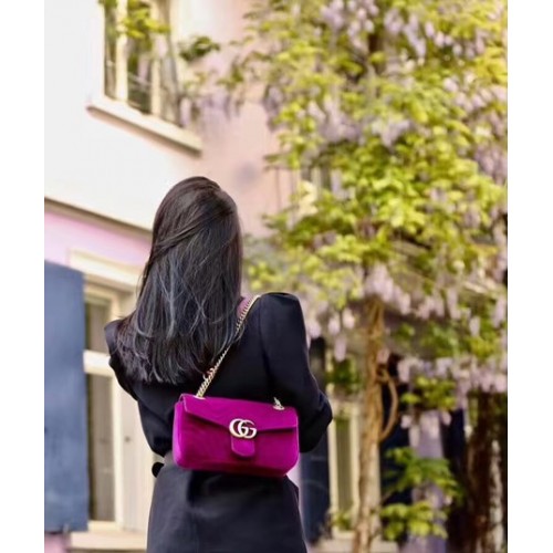 Geantă de umăr Gucci GG Marmont Chevron din catifea 443497 mov