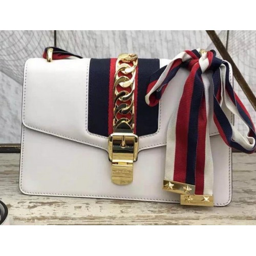 Geantă Gucci Sylvie din piele cu lanț 431667 Albă