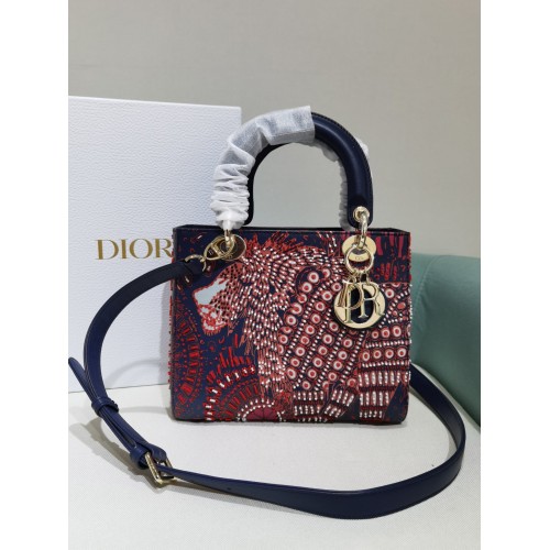 GEANTĂ LADY DIOR DIOR TOTE DIN PÂNZĂ BRODATĂ 2553