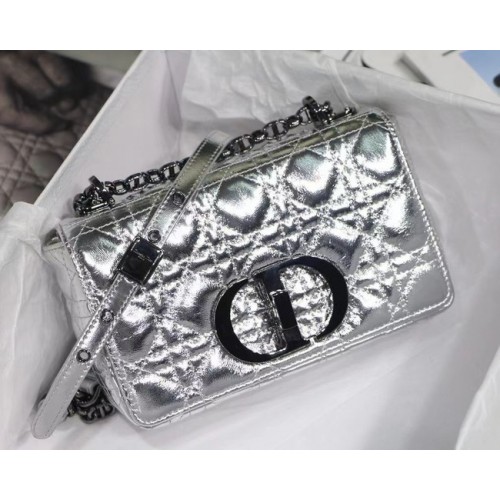 GEANTĂ MICĂ DIOR CARO Dior argintie cu aspect spațial șifonat din piele de vițel metalică M9241B