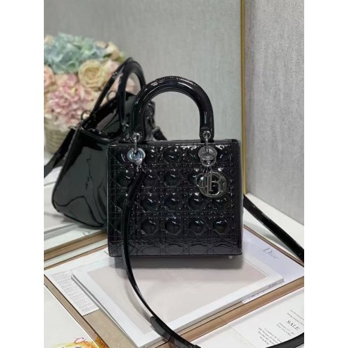 Geantă medie LADY DIOR, piele de vițel Cannage neagră lăcuită M0565OW, ton negru