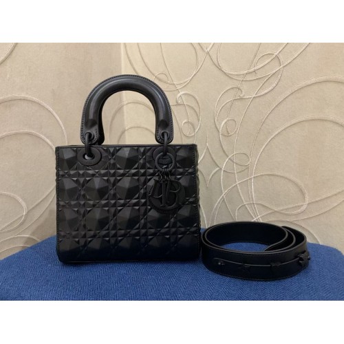 GEANTĂ MEDIE LADY DIOR Piele de vițel Cannage C2813 neagră