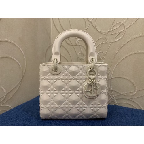 GEANTĂ MEDIE LADY DIOR Piele de vițel Cannage C2813 albă