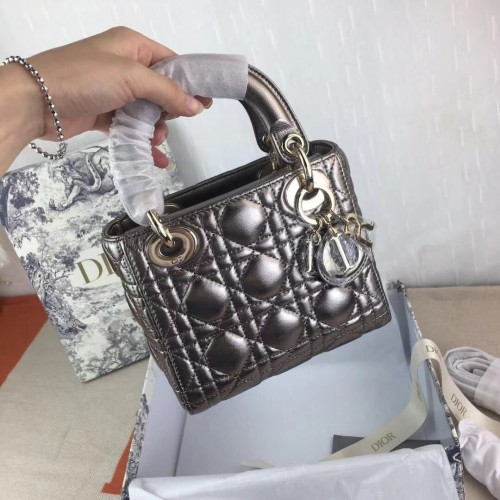 GEANTĂ MINI LADY DIOR din piele de miel M0566OW gri argintiu și auriu